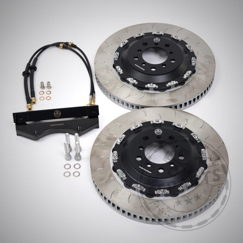 Das 55Parts-Special: AP Racing Pro 5000 R CP9660 Big Brake Kit – mit belüfteten Rotoren, Halterung, Bremsleitungen, Schrauben und Unterlegscheiben – wird auf einem einfarbigen Hintergrund gezeigt, ideal für BMW-Rennstrecken-Fans, die eine bessere Leistung wünschen.