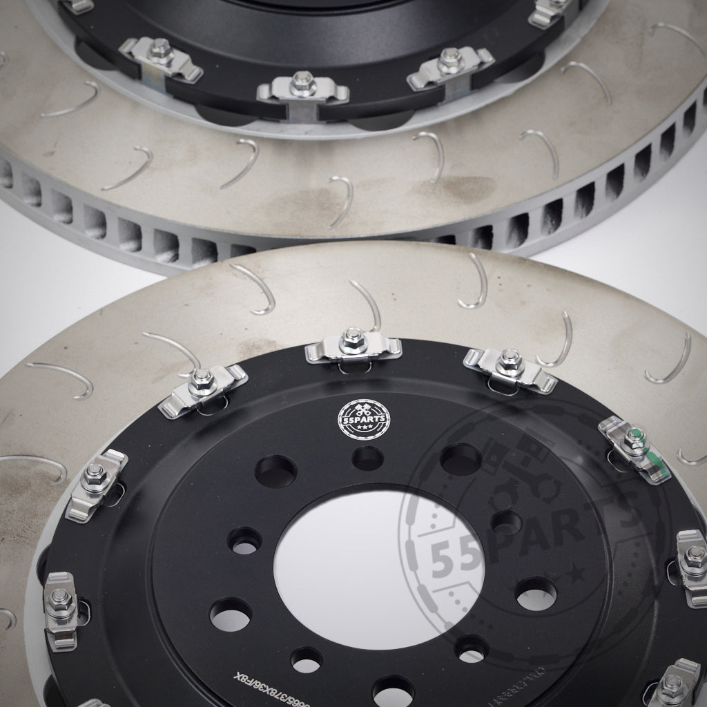 Das 55Parts Special: AP Racing Big Brake Kit – umfasst zwei geschlitzte Rotoren, eine schwarze Halterung, Schrauben und Unterlegscheiben – ist perfekt für die Aufrüstung von Aftermarket-Bremsanlagen.