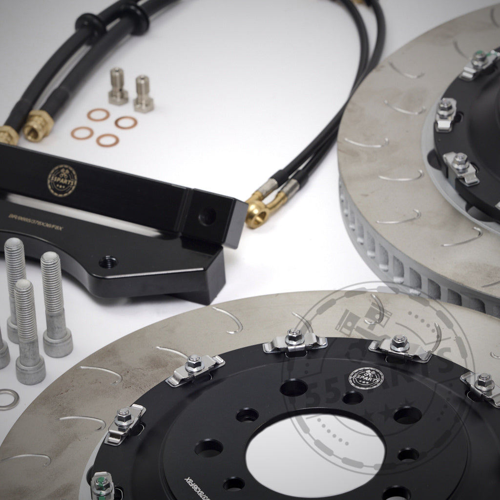 Nahaufnahme des 55Parts-Specials: AP Racing Pro 5000 R CP9660 Big Brake Kit – Bremsscheiben, Schrauben, Schläuche, Halterungen und Unterlegscheiben auf einer weißen Oberfläche – ideal für BMW-Rennstreckenfahrer, die Spitzenleistung erwarten.