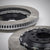 Auf einem schlichten weißen Hintergrund sind zwei 55Parts Special Aftermarket Ersatz-Reibringe J-Hook-Bremsscheiben für AP Racing-Systeme abgebildet, mit einem geschlitzten Design für verbesserte Leistung auf der Rennstrecke.