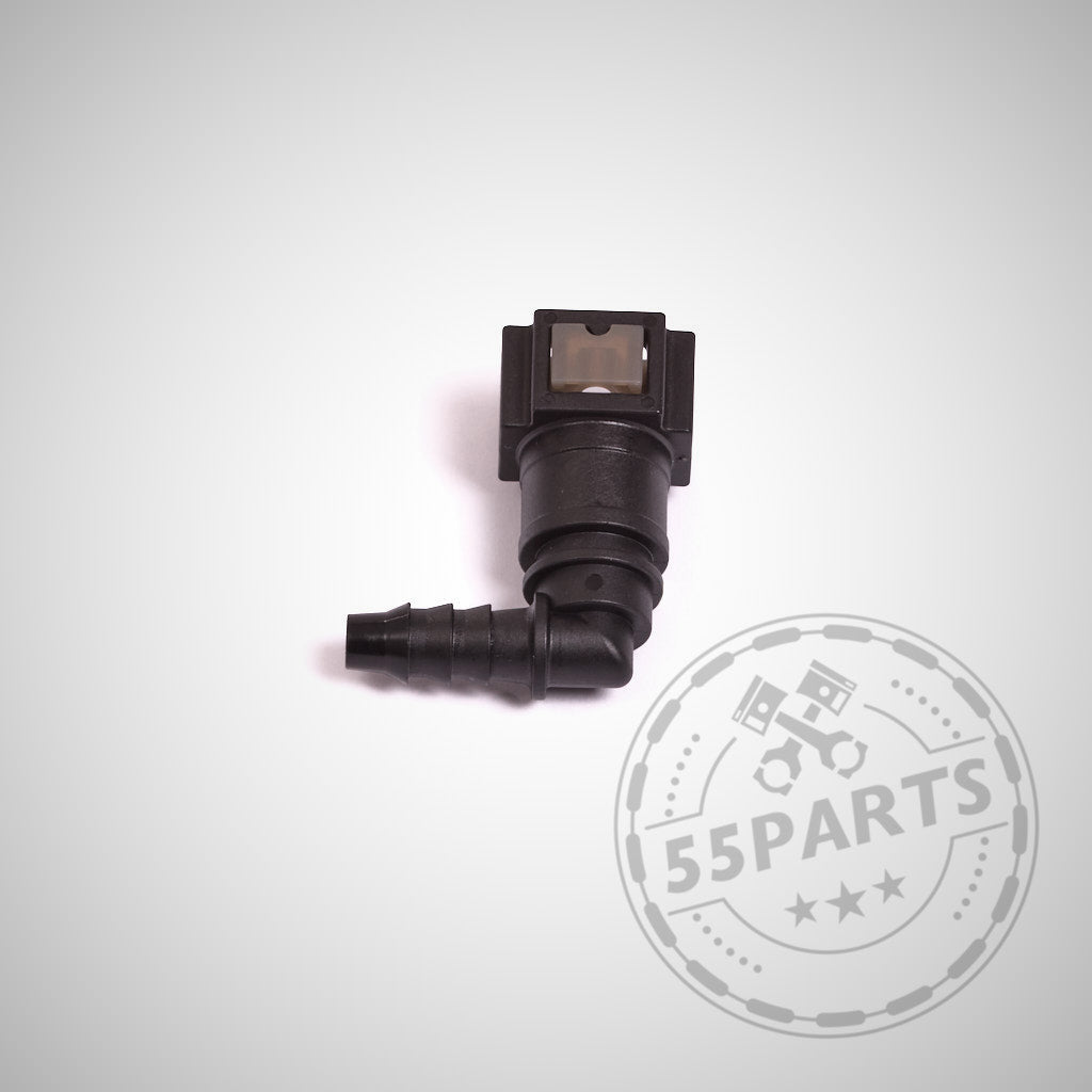 Der 55Parts Adapter OEM Spritsystem verbindet einen 8-mm-Schlauch mit einem Quick Connect passend für BMW-Kraftstoffpumpensysteme. Abgebildet in schwarzem Kunststoff mit 90-Grad-Bogen auf weißem Hintergrund – ideal für den Benzinpumpenbau oder die Aufrüstung von Benzinvorförderpumpen.