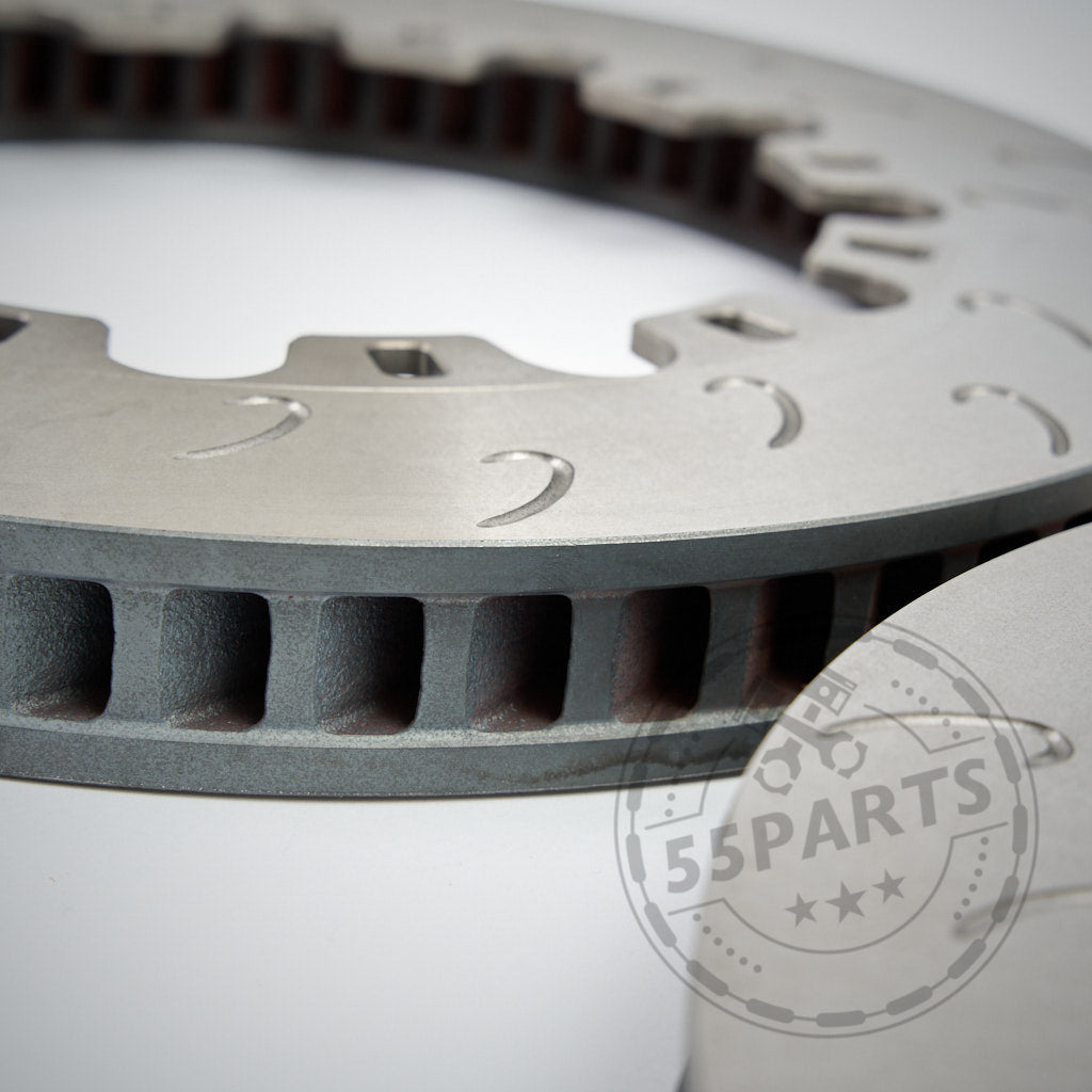 Nahaufnahme der 55Parts Special Aftermarket Track Reibringe 378x36 J-Hook (ähnlich CP5772-2068/2069), mit der belüfteten, strukturierten Einschwimmscheibe - ideales Upgrade für AP Racing Bremsanlagen.