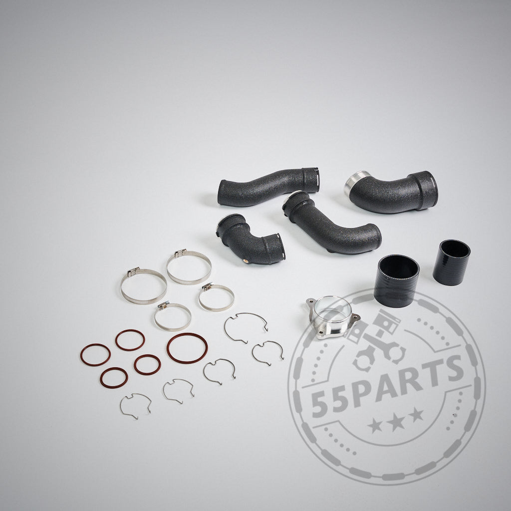 55Partss Aluminium-Chargepipe-Kit passend für BMW M2 G87, M3 G80/G81, M4 G82/G83 S58, inklusive Klemmen, O-Ringen und Clips, übersichtlich angeordnet auf einem hellgrauen Hintergrund für verbesserte Leistung.