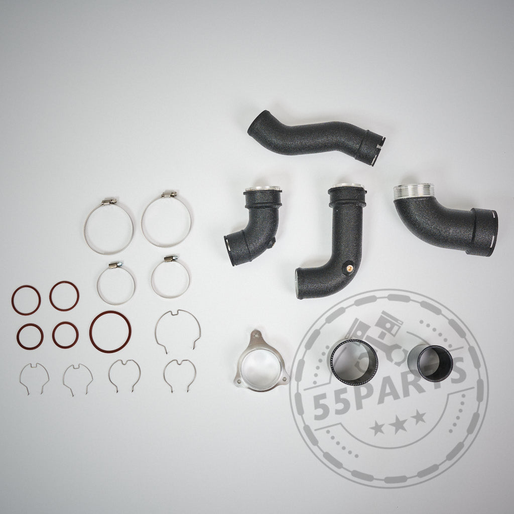 Die 55Parts Aluminium Chargepipe passend für BMW M2 G87, M3 G80/G81 und M4 G82/G83 S58 sowie schwarze Rohre, Schellen, Metallringe und Dichtungen sind übersichtlich auf hellem Untergrund angeordnet.