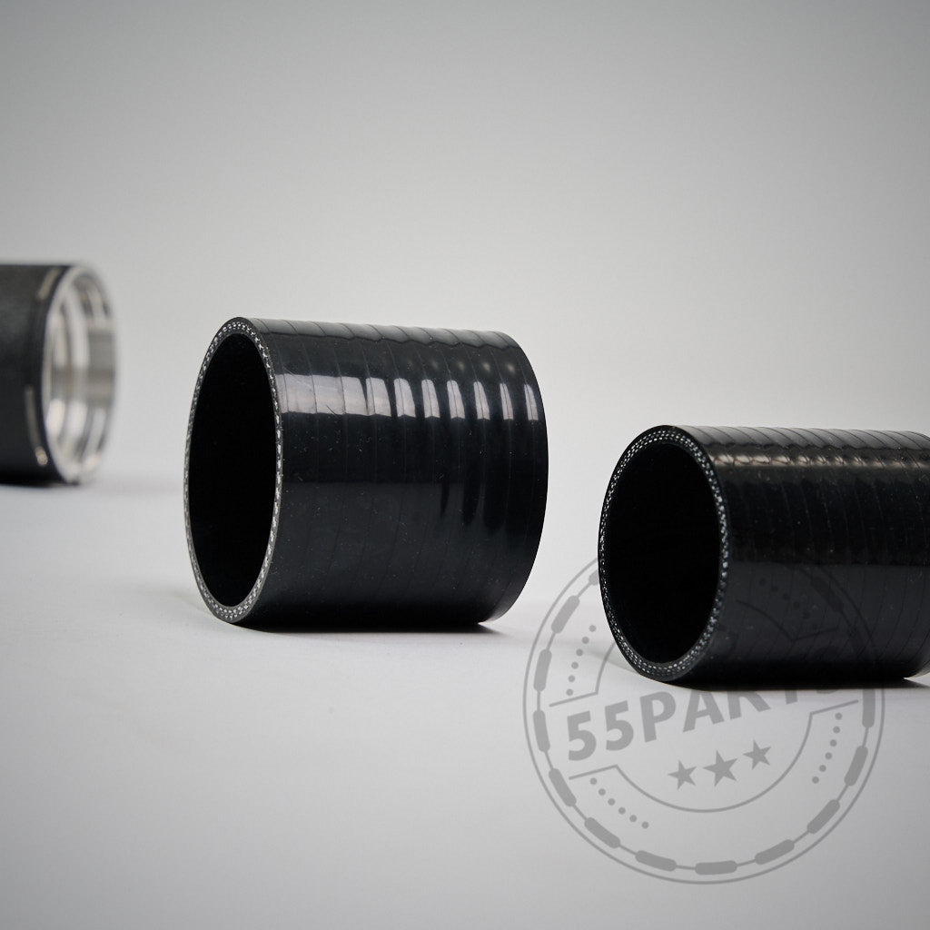 Drei schwarze 55Parts Aluminium Chargepipes passend für BMW M2 G87, M3 G80/G81 und M4 G82/G83 S58 werden auf einem hellen Hintergrund mit einem dezenten 55Parts-Wasserzeichen angezeigt.