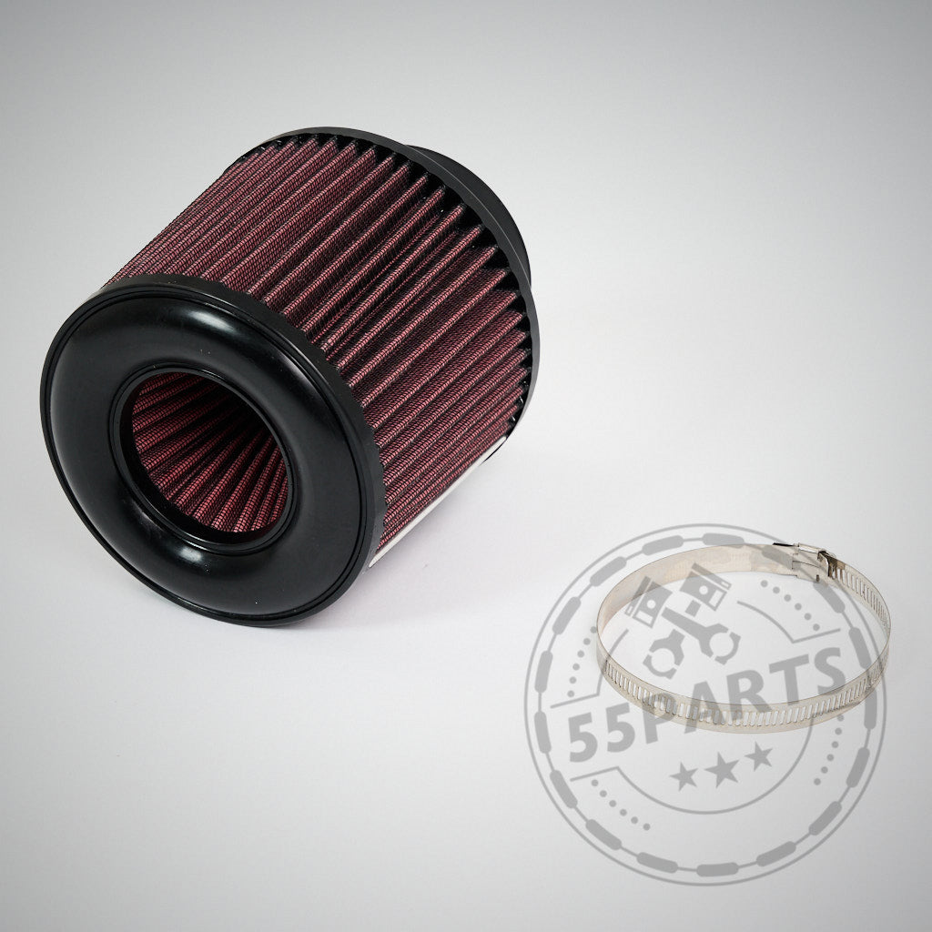 Ein roter 55Partsr Austauschfilter für die offene Ansaugung, passend für BMW M140I, M240I, 340I, 440I, 540i B58, mit schwarzem Rand ist neben einer Metallschlauchklemme auf schlichtem Hintergrund abgebildet.