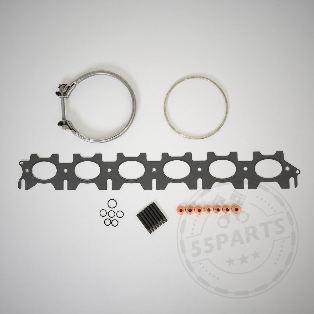 Das 55Parts Einbauset Turbolader passend für BMW M140i, M240i, (M)340i, 440i, 540i, 640i, A90 Supra MK5, Z4 M40i B58/B58TÜ wird mit Schellen, Dichtungen (inkl. Kupfermuttern), O-Ringen und Abgaskrümmerdichtungen auf hellem Hintergrund geliefert.