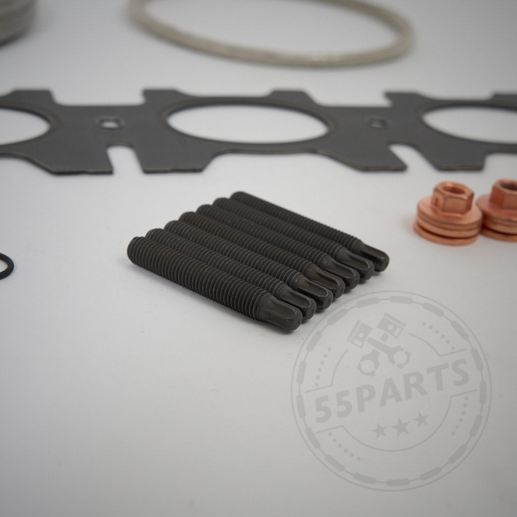 Nahaufnahme von Motorteilen aus dem 55Parts Einbauset Turbolader passend für BMW M140i, M240i, (M)340i, 440i, 540i, 640i, A90 Supra MK5, Z4 M40i B58 B58TÜ F- und G Serie auf weißem Untergrund, inkl. Schrauben und Dichtungen.