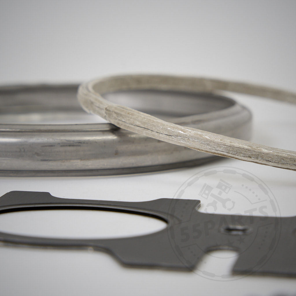 Nahaufnahme der Metalldichtungen und -ringe vom 55Parts Einbauset Turbolader, passend für BMW M140i, M240i, (M)340i, 440i, 540i, 640i, A90 Supra MK5, Z4 M40i B58 B58TÜ F/G Serie. Im Hintergrund ist ein schwaches Logo zu sehen.