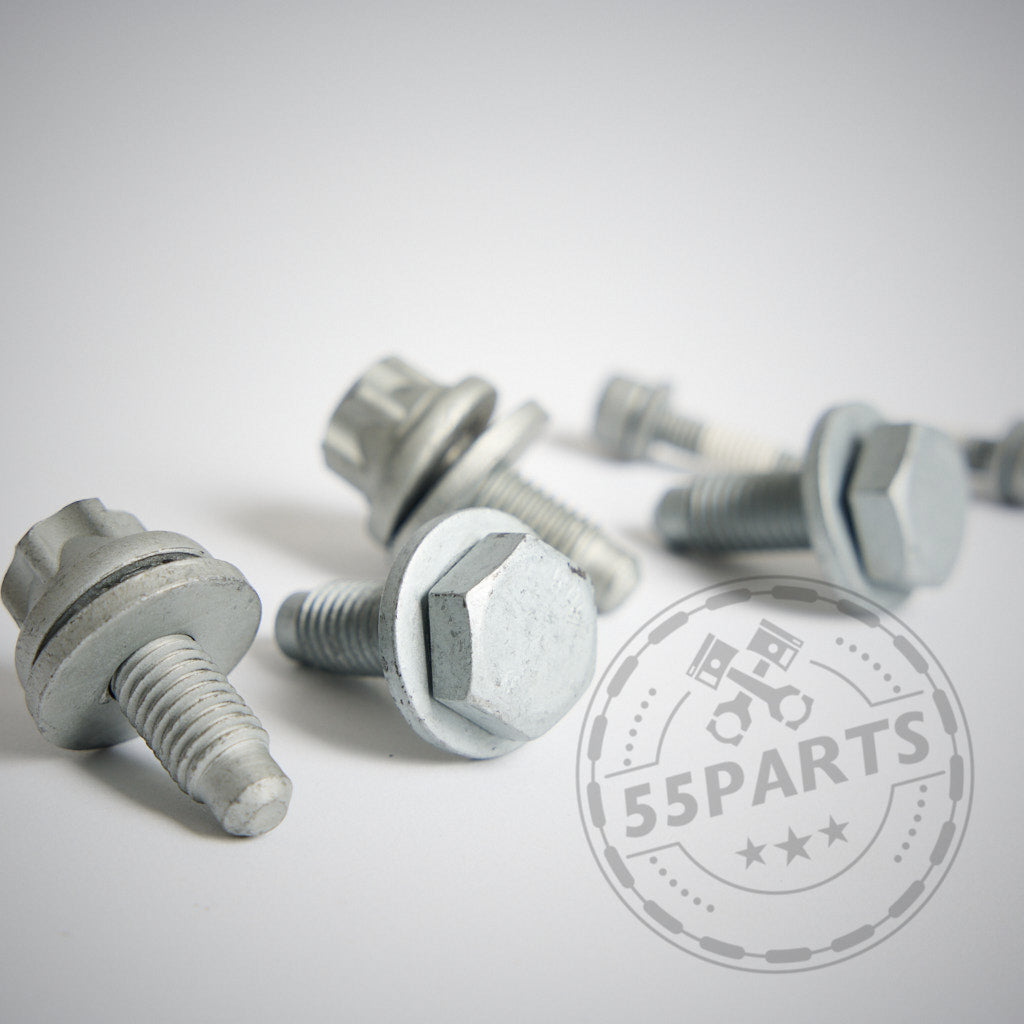 Auf einer hellen Fläche liegen verstreut mehrere silberne Schrauben mit Unterlegscheiben, im Vordergrund ist das 55Parts Einbauset Schraubenset B58 TU / Dorch Hochdruckpumpe passend für BMW 1er F2x, 2er F2x, 3er F3x und 4er F3x zu sehen.