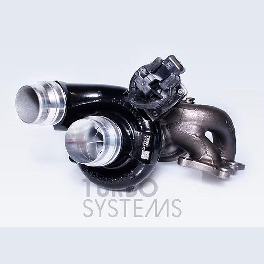 Ein schwarzer Turbosystems Upgrade-Turbolader für BMW Z4 M40i und Toyota Supra (B58C Gen 2, 2-Anschlüsse), dargestellt mit metallischen Armaturen auf hellem Hintergrund - ideal für die Aufrüstung von Hochleistungsfahrzeugen.