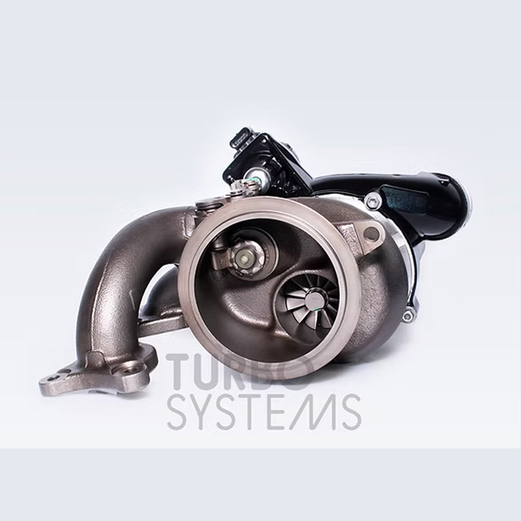 Ein metallischer Turbosystems Upgrade Turbolader passend für BMW Z4 M40i und Toyota Supra (B58C Gen 2, 2-Port Krümmer) wird auf hellem Hintergrund gezeigt, mit sichtbaren Turbinenschaufeln, ideal für Leistungssteigerungen.