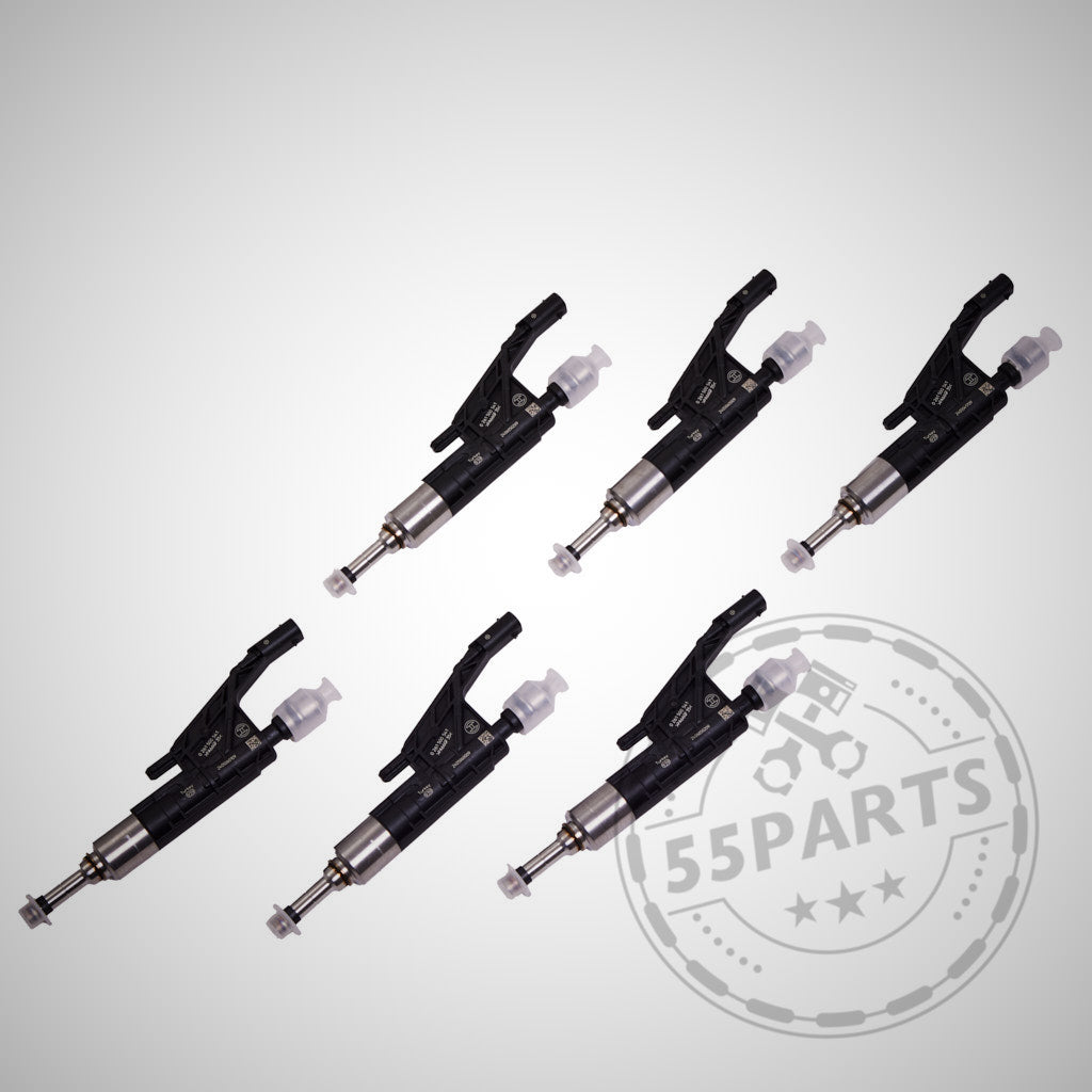 Sechs 55Parts Einspritzdüsen-Injektoren passend für BMW B32, B38, B42, B48 und B58 Motoren sind diagonal auf hellem Hintergrund mit dem BMW Injektoren Logo in der Ecke abgebildet. Passend für Modelle wie M140i, 340i, X3 und mehr.