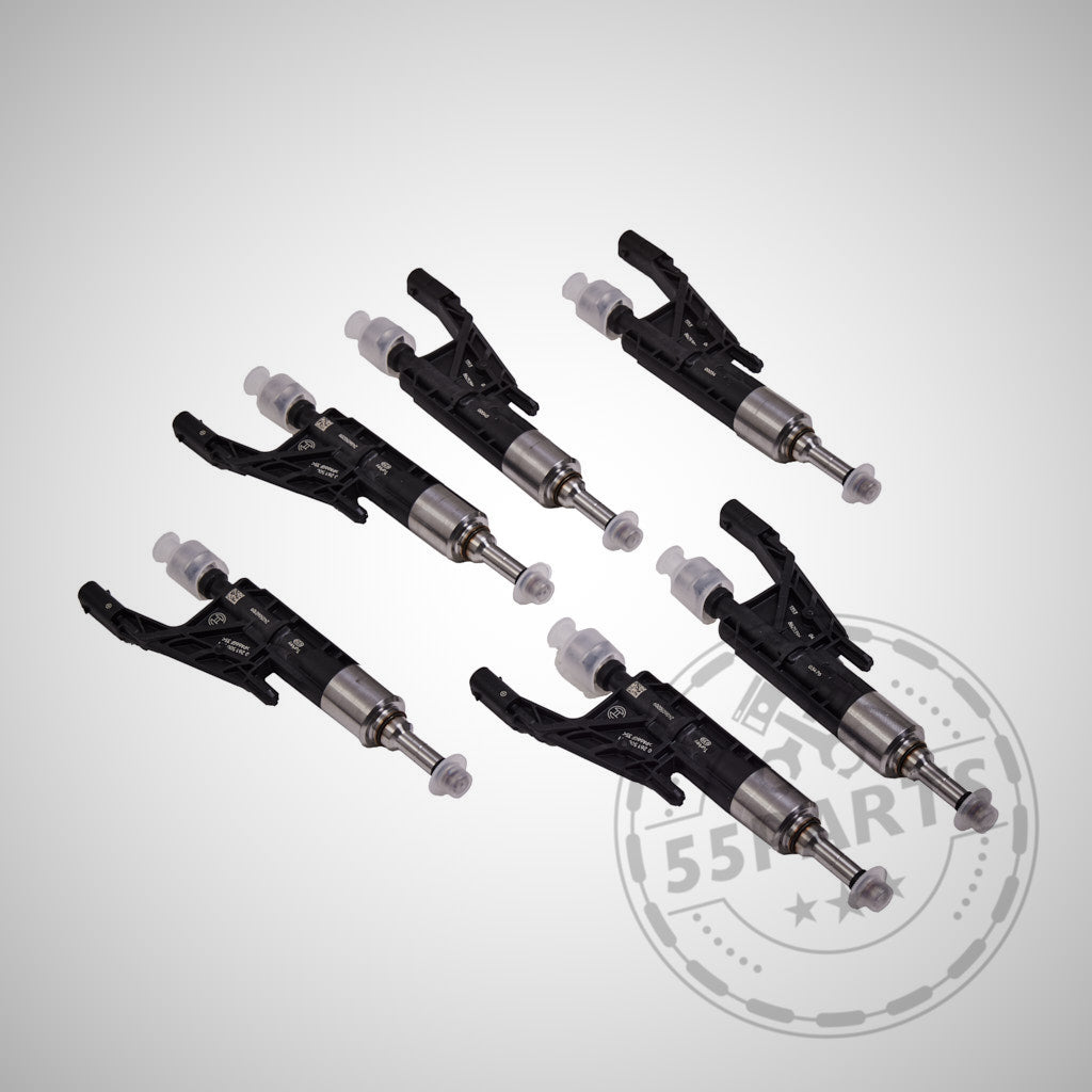 Sechs Einspritzdüsen-Injektoren B32/B38/B42/B48/B58 passend für BMW M140i, M240i, 340i, 440i, 540i, 640i, 740i, X3 & X4, kreisförmig angeordnet auf hellem Hintergrund mit einem 55Parts-Logo-Wasserzeichen.