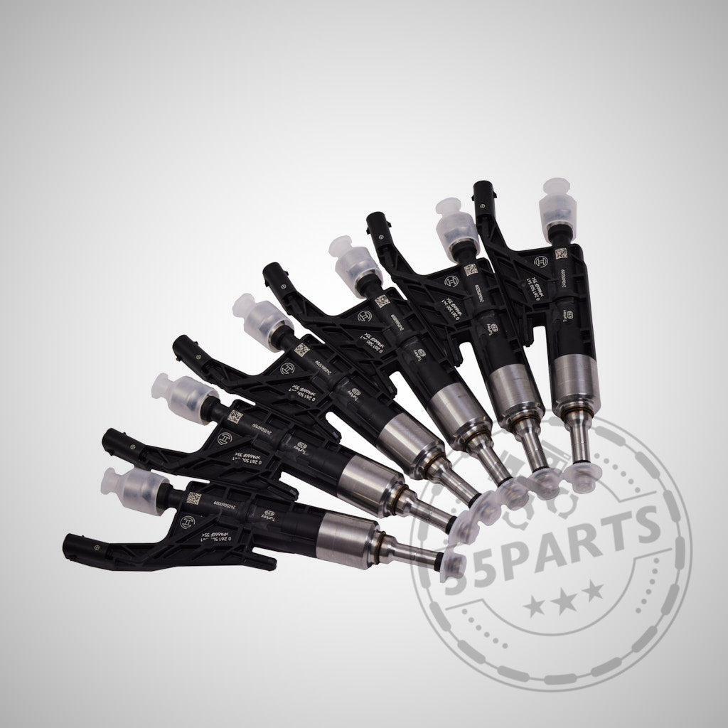 Sechs schwarze und silberne 55Parts Einspritzdüsen Injektoren für B32, B38, B42, B48 und B58 BMW Modelle wie M140i und 340i sind fächerförmig auf weißem Hintergrund angeordnet.