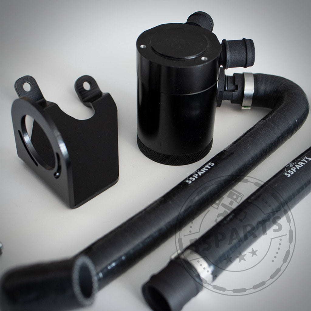 Schwarze Autokomponenten – einschließlich Schläuche und Kanister – aus dem exklusiven 55Parts Oil Catch Can System & Bannik Engineering für Modelle der B58 F-Serie werden auf einer weißen Oberfläche angezeigt.