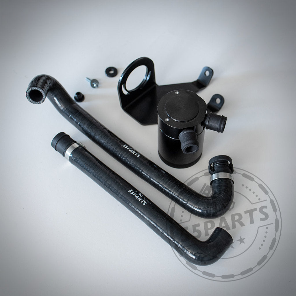 Schwarze Autokomponenten – einschließlich Schläuche und Kanister – aus dem exklusiven 55Parts Oil Catch Can System & Bannik Engineering für Modelle der B58 F-Serie werden auf einer weißen Oberfläche angezeigt.