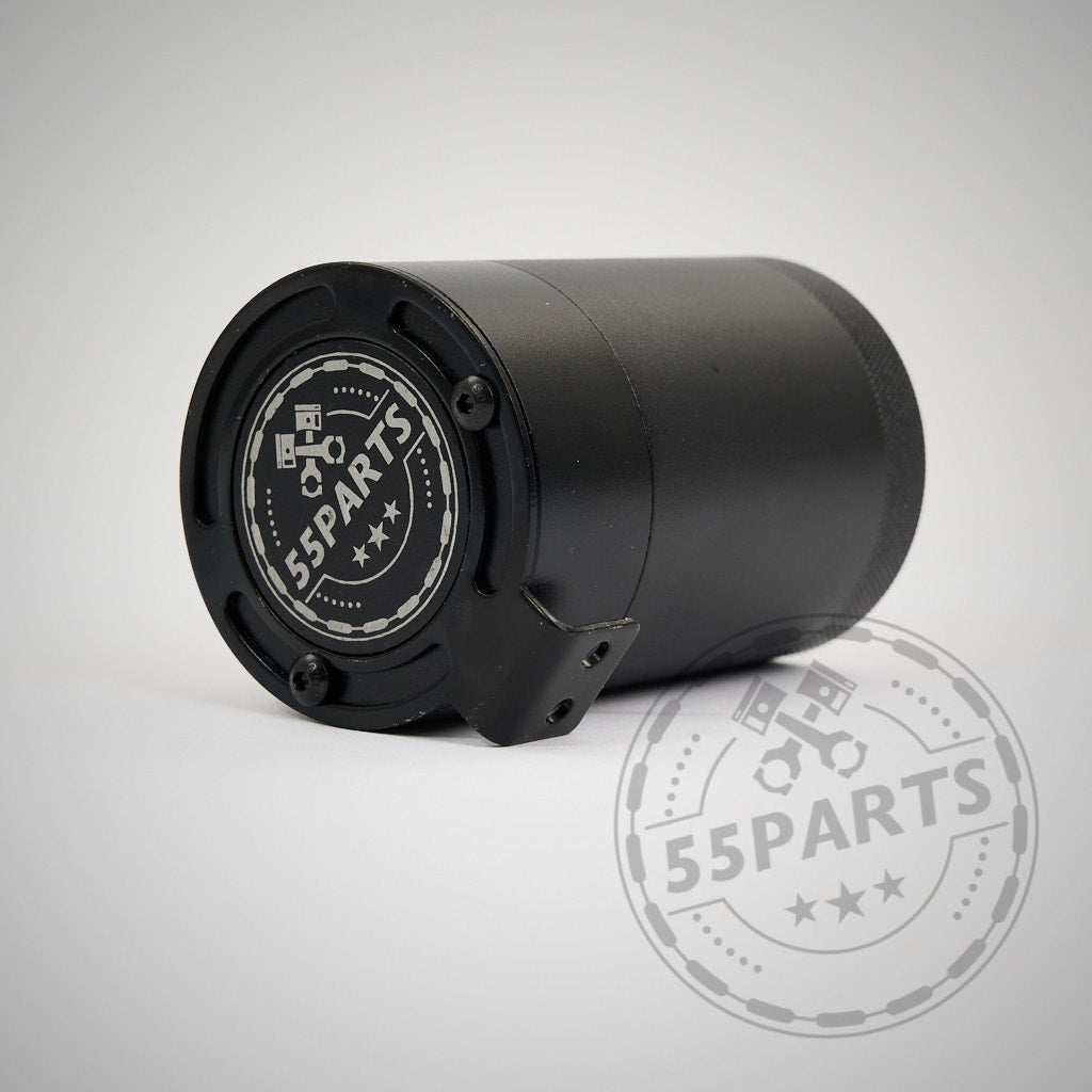 Auf einer weißen Fläche ist ein schwarzer, zylindrischer Universelle Oil Catch Can zur Kurbelwellengehäuseentlüftung mit dem 55Parts-Logo am Ende abgebildet.