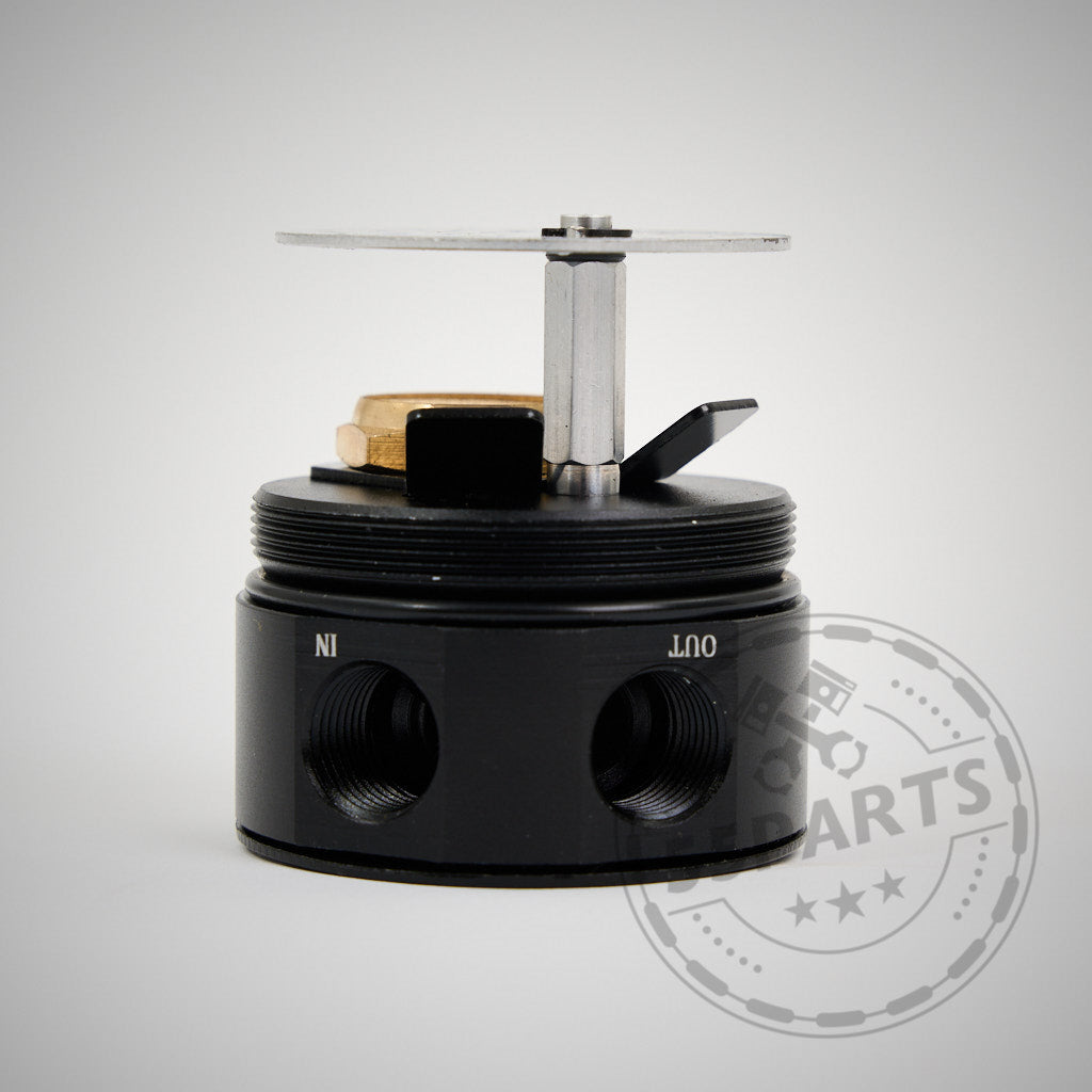 55Parts Exclusive externes PCV System 'Leerlaufseite' passend für BMW 135i, 1er M Coupe, 335i(x) N54: Schwarzer zylindrischer Metal-Catch-Can mit IN/OUT-Anschlüssen und Metallhebeln oben auf weißem Hintergrund.