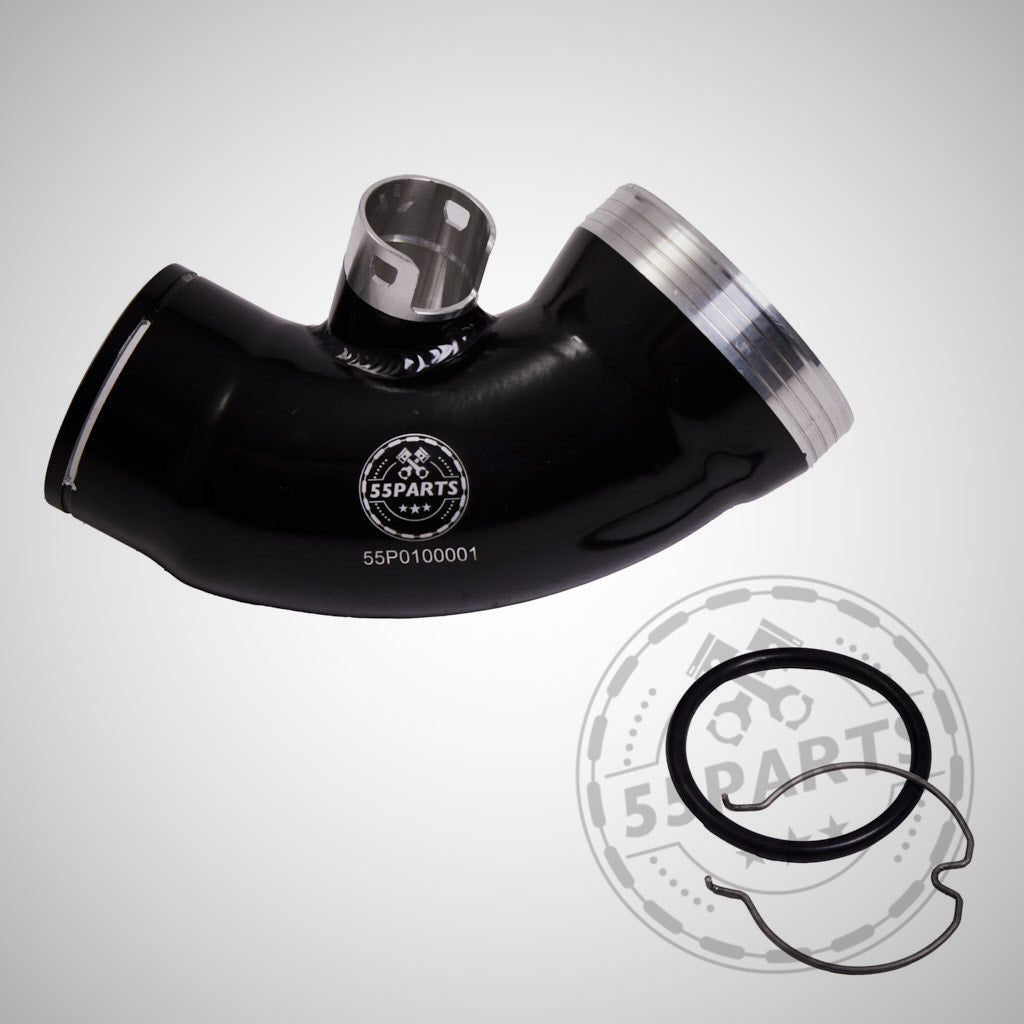 Das 55Parts High Flow Turbo Inlet Reinluftrohr passend für BMW M140i, M240i, 340i und 440i B58 Motoren verfügt über eine schwarze Oberfläche, einen seitlichen Anschluss, silberne Enden und eine runde Gummidichtung. Marke: 55Parts.