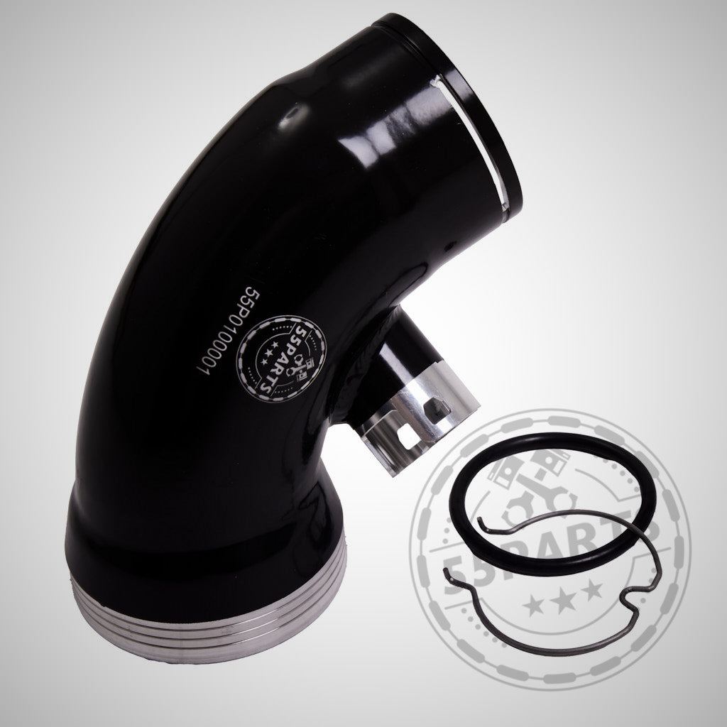 Schwarzes, gebogenes 55Parts High Flow Turbo Inlet Reinluftrohr passend für BMW M140I/M240I/340I/440I B58 Upgrade mit Logo und Teilenummer, abgebildet neben einer Dichtung und einem O-Ring auf hellem Hintergrund. Gutachten inklusive!.