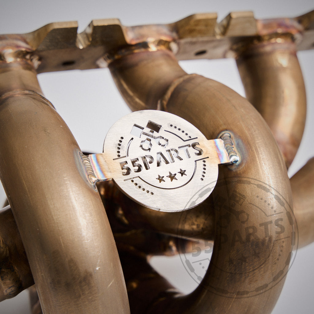 Nahaufnahme des 55Parts-Specials: Big Turbo Kit 1000 PS B58 Gen.1-Verteilers mit dem 55Parts-Logo-Tag – kompatibel mit F2X/F3X/G3X BMW-Modellen und ideal für Turbo-Setup und Leistungssteigerungen.