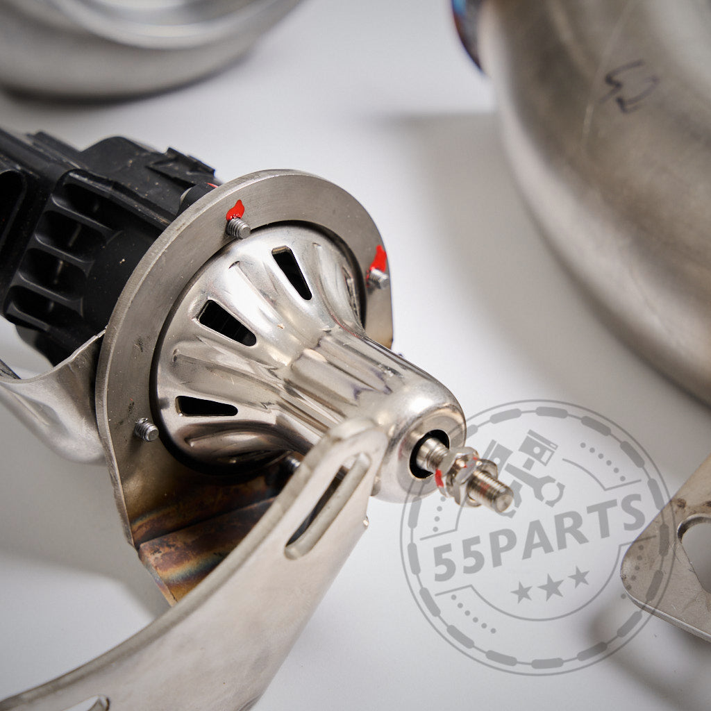 Nahaufnahme eines Metallteils mit Feder, beschriftet mit „55Parts Special: Big Turbo Kit 1000PS B58 Gen. 1“ – ideal für Turbosetup oder Leistungssteigerung. Passend für F2X 1er/2er, F3X 3er/4er, G3X 5er/6er, G1X 7er, G01 X3, G02 X4. Marke: 55Parts.