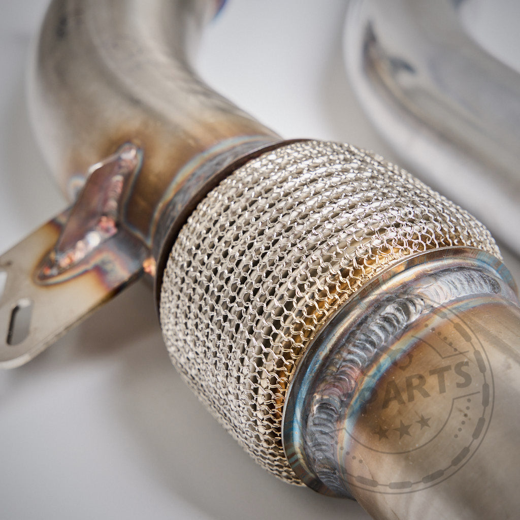 Nahaufnahme eines flexiblen Auspuffrohrs mit Metallgeflecht und sichtbaren Schweißnähten, entwickelt für das 55Parts Special: Big Turbo Kit 1000PS B58 Gen. 1 – ideal für Leistung in den Serien F2X, F3X, G3X, G1X und mehr.