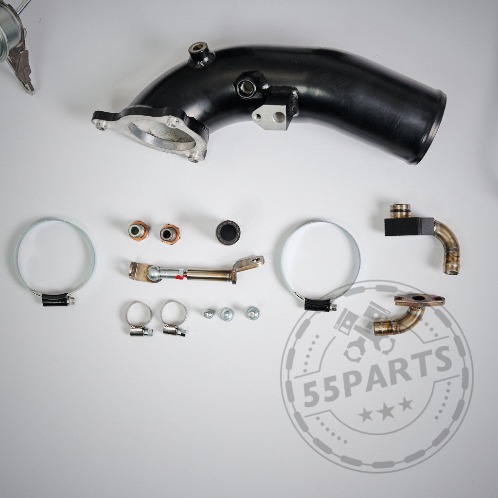 55Parts Spezial: Big Turbo Kit 1000PS für B58 Gen. 1 (passend für F2X 1/2er, F3X 3/4er, G3X 5/6er, G1X 7er, G01 X3, G02 X4) Motorteile und Hardware auf Weiß mit dem 55Parts-Logo dargestellt.