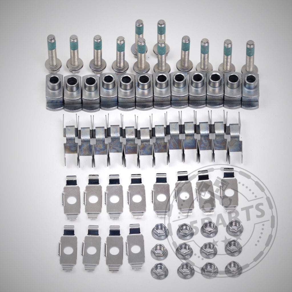 Verschiedene Metallschrauben, -klammern und -muttern aus dem 55Parts Special Schraubensatz/Bobbin Kit passend für Aftermarket Reibringe sind ordentlich in Reihen auf weißem Hintergrund angeordnet.