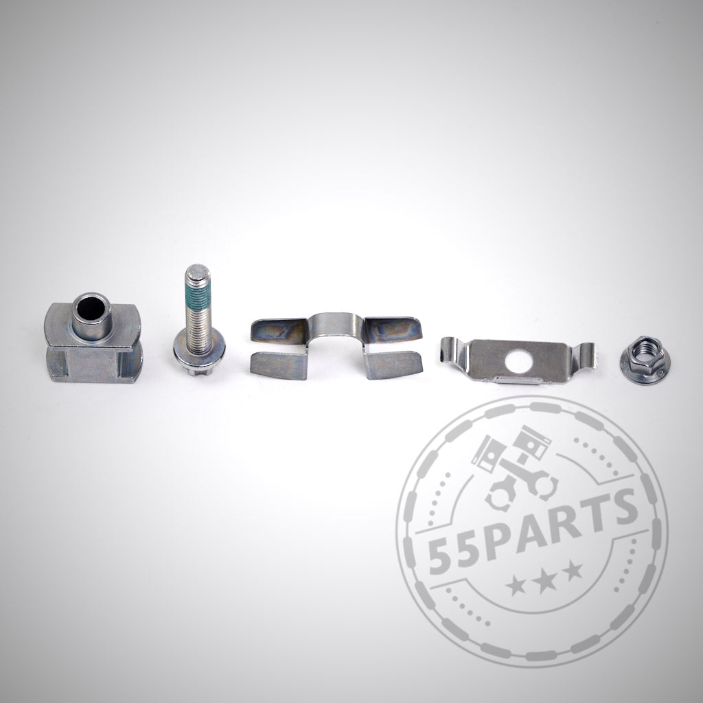 Fünf Metallteile aus dem 55Parts Special Schraubensatz/Bobbin Kit, in einer Reihe auf weißem Hintergrund angeordnet; kompatibel mit Aftermarket-Reibringen.