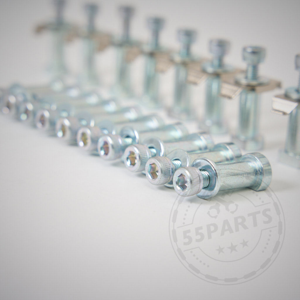 Nahaufnahme des 55Parts Spezialschraubensatzes, Bobbin Kit für Brembo-Bremsscheiben (355 x 32), ordentlich angeordnet auf einer weißen Oberfläche mit dem 55Parts-Logo in der Ecke.