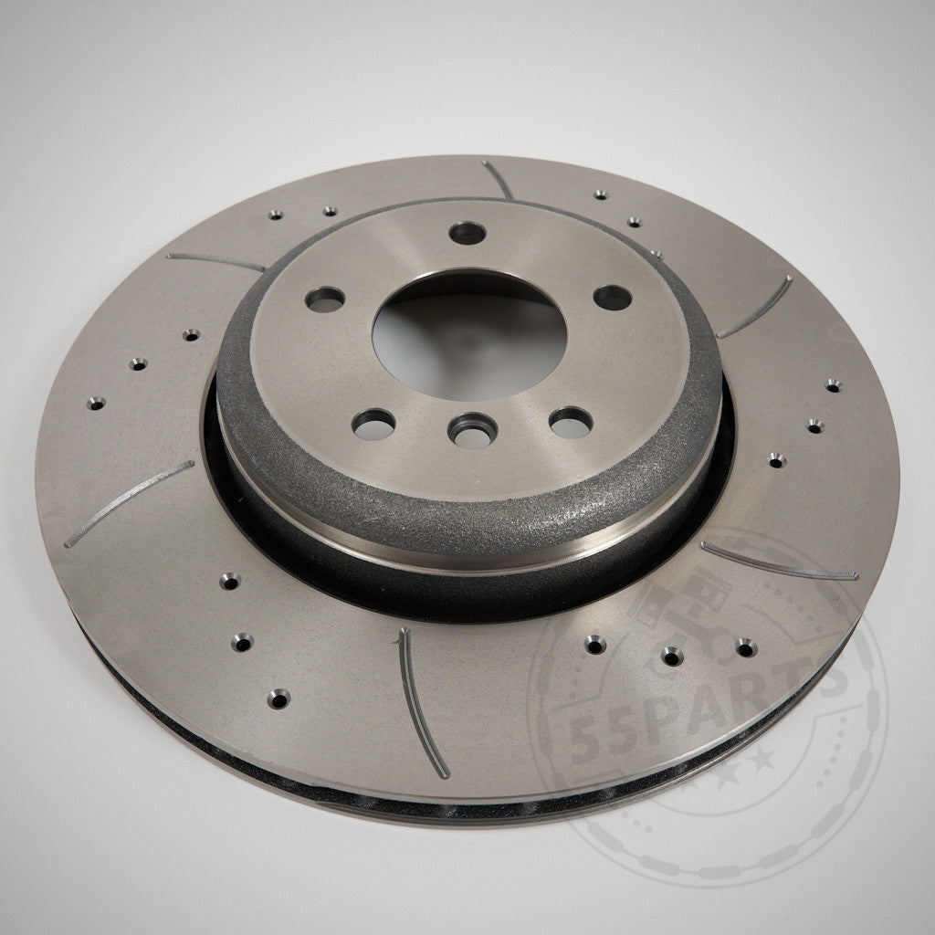 Der 55Parts Spezial-Montagesatz, abgebildet mit Bremsscheiben und Bolzen auf hellgrauem Hintergrund, rüstet BMW E8x/E9x Modelle für den Rennstreckeneinsatz auf und gewährleistet eine einfache Montage von 2-Kolben Performance-Bremssätteln.