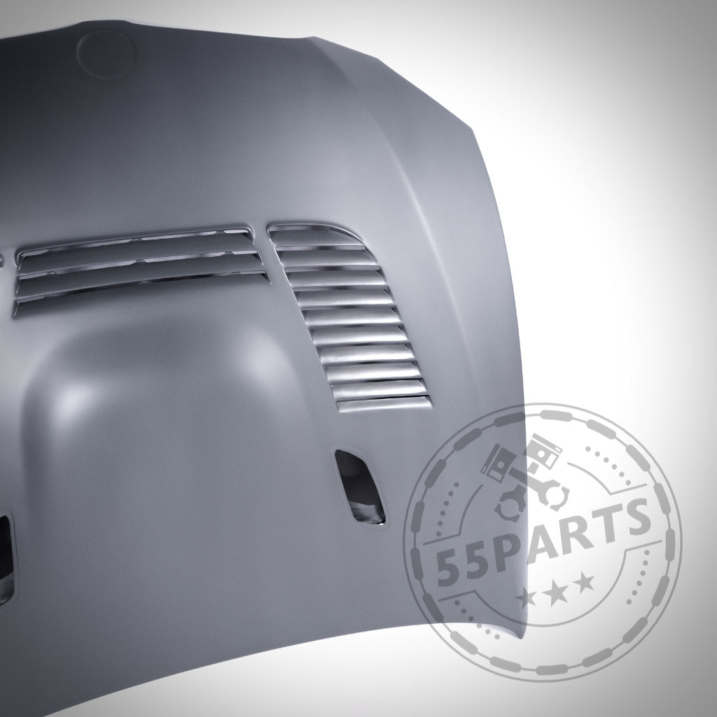 Nahaufnahme der Carbon Motorhaube passend für BMW E9x M3 (GTR Look wählbar), mit sichtbaren Lüftungsschlitzen und Premium-Qualität. Wasserzeichen vorhanden.