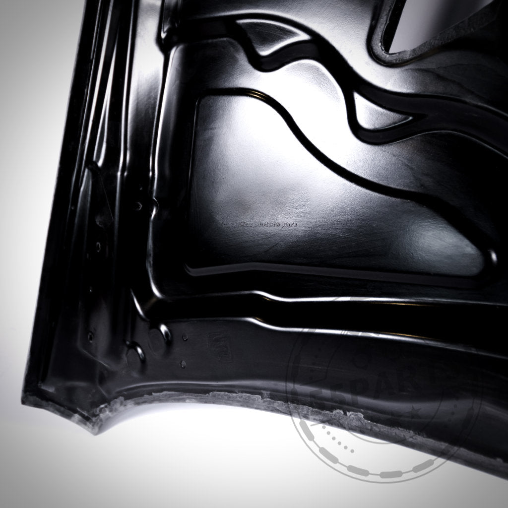 Nahaufnahme einer Carbon-Motorhaube für den BMW E9x M3 (GTR-Look optional). Sie zeigt hochwertige Handwerkskunst mit einer strukturierten Metallunterseite und geschwungenen Strukturlinien – perfekt für Enthusiasten, die nach Premium-Carbonteilen suchen.