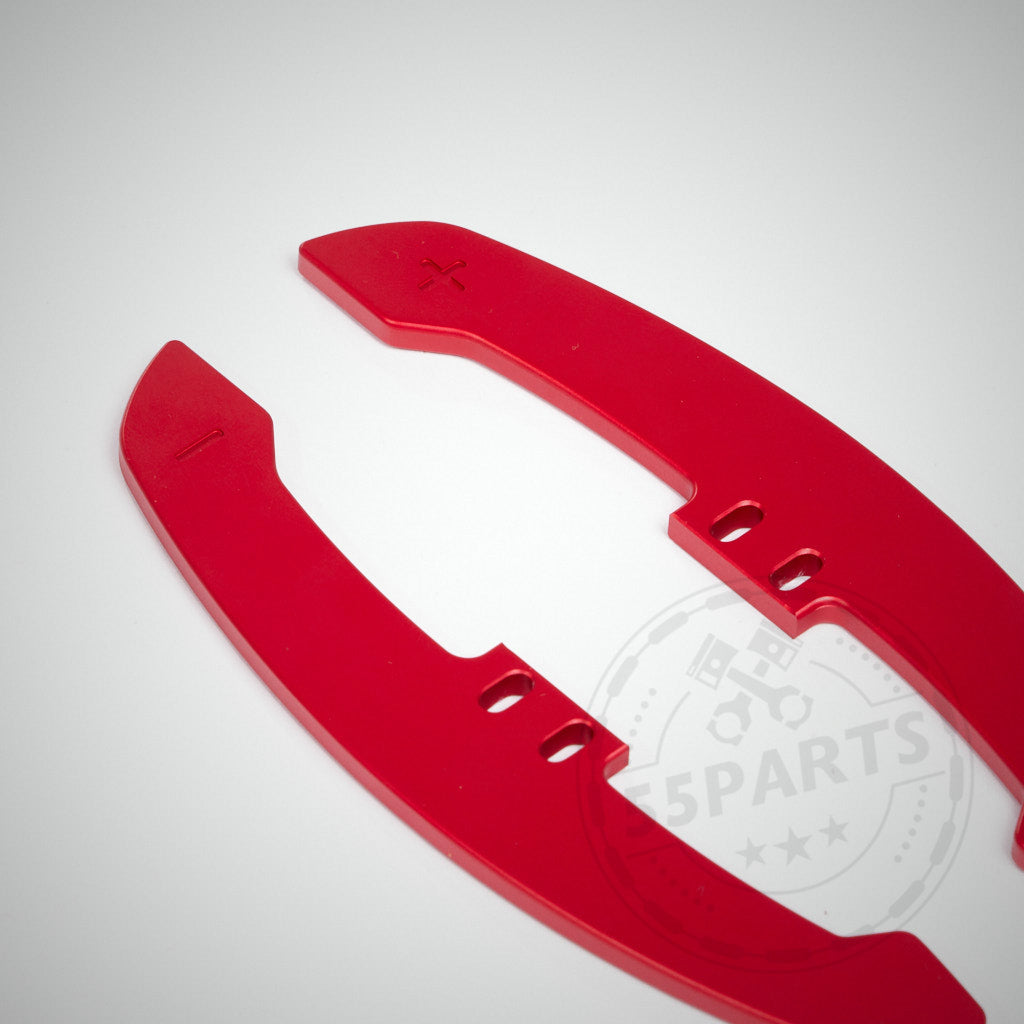 Zwei rote 55Parts Spezial CNC-gefräste Aluminium-Schaltwippen mit Plus-/Minus-Symbolen für magnetische Schaltwippen. Sanftes Schalten und ein stilvolles Upgrade. Kompatibel als Ersatz für magnetische 55Parts Schaltwippen. Marke: 55Parts.
