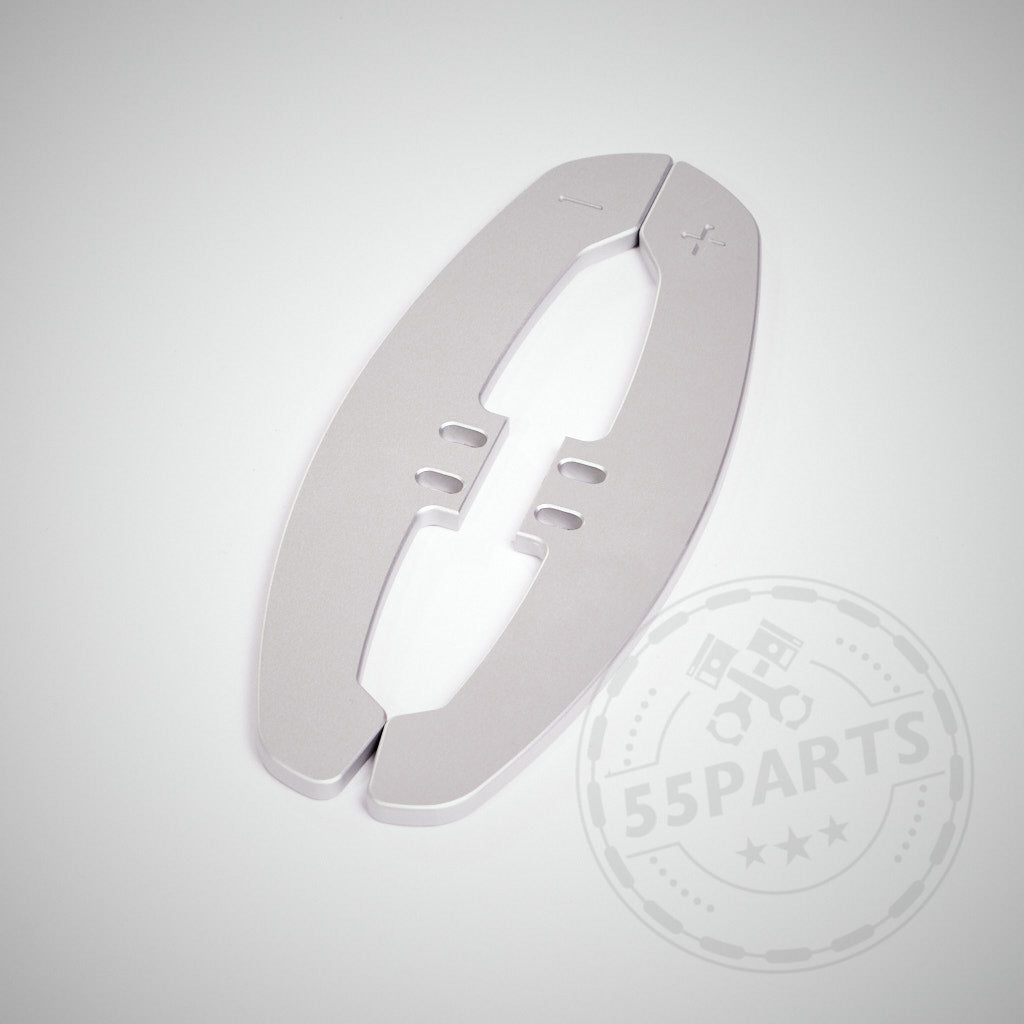 Zwei silbermetallic 55Parts Special CNC-gefräste Aluminium Paddles für magnetische Schaltwippen, jeweils mit Plus- und Minus-Symbol, abgebildet auf weißem Hintergrund.