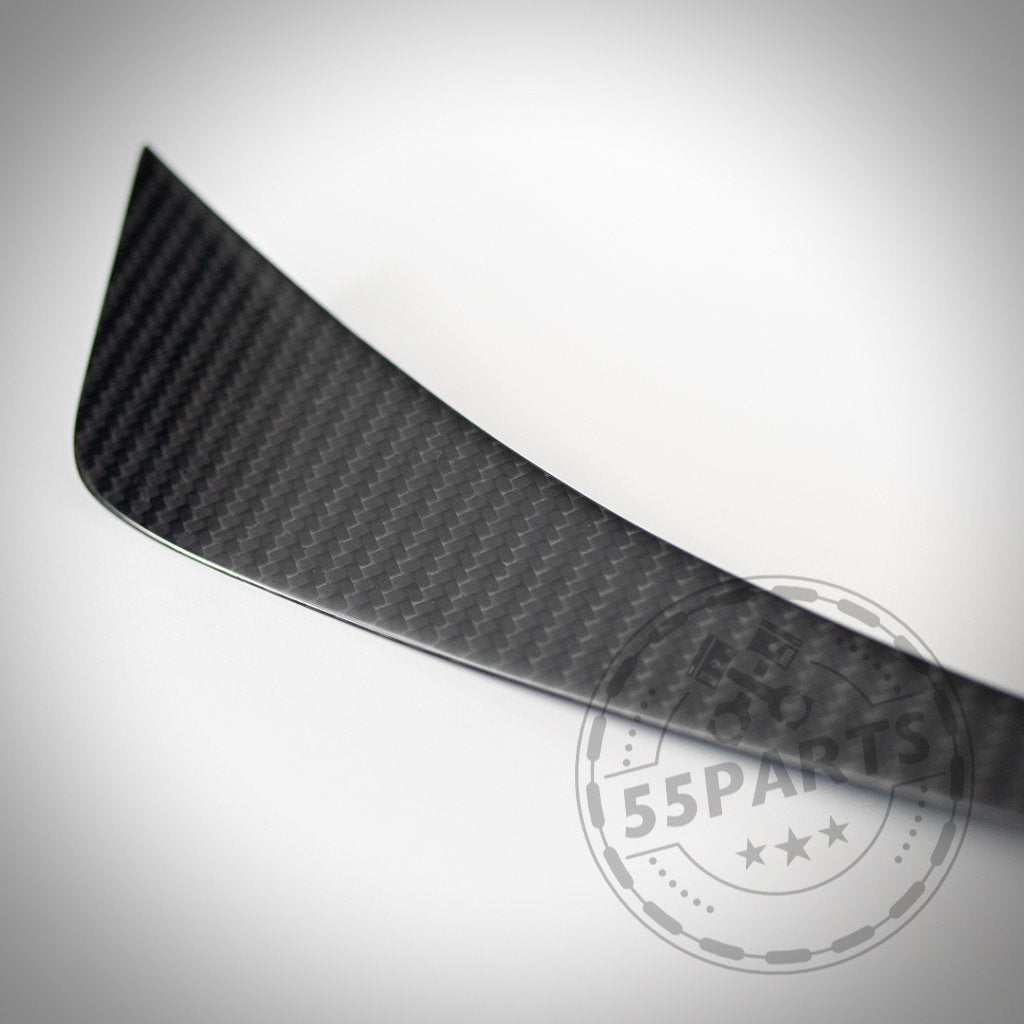 Nahaufnahme Echtcarbon Carnards, entworfen passend für BMW F82/F83 M4 und M4 CS, mit einem dezenten Wasserzeichen in der Ecke.