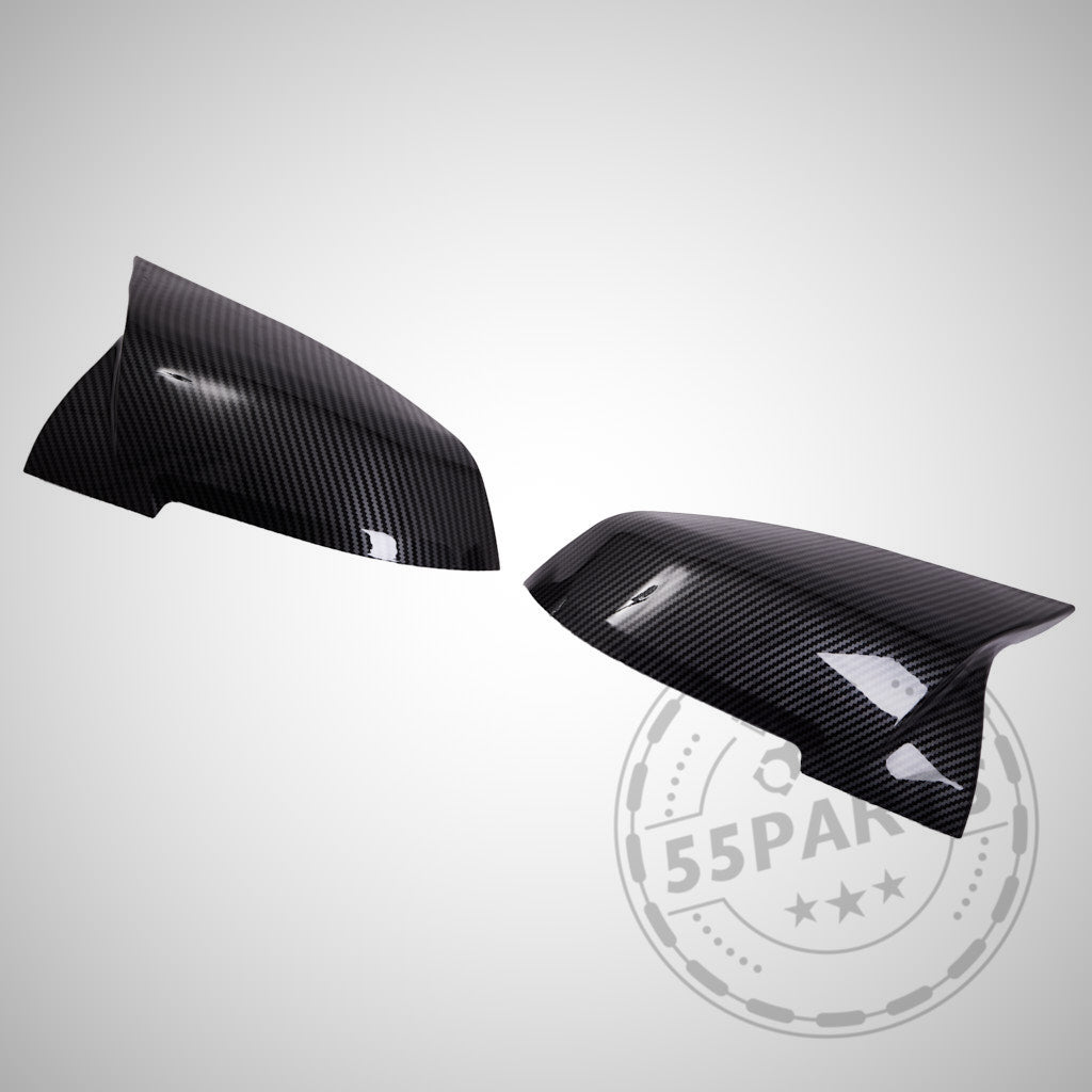 Paar schwarze 55Parts Spiegelkappen im Design passend für BMW F87 F2x F3x M2 M135i M140i M340i auf hellgrauem Hintergrund mit dezentem 55Parts-Wasserzeichen.