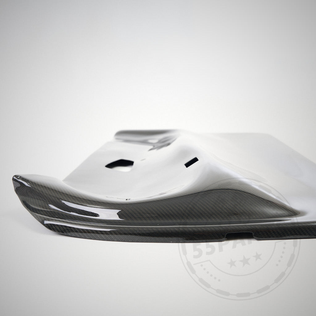 Schlanke, glänzende 55Parts Carbon-Türverkleidung Türpappen passend für BMW E92 E93 inkl. M3 mit aerodynamischen Kurven und hervorragender Passgenauigkeit auf schlichtem weißem Hintergrund.