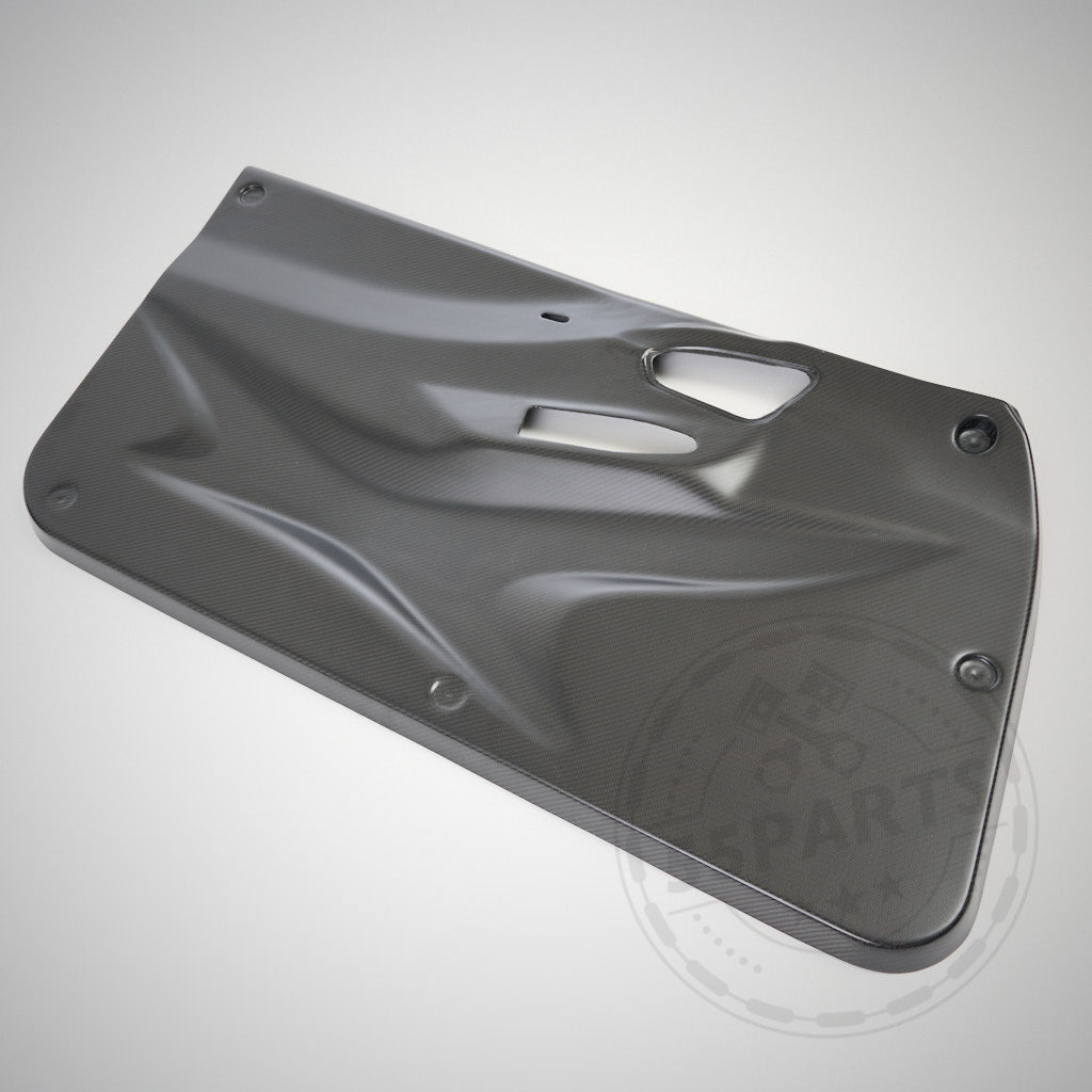 Die 55Parts Carbon Türverkleidung Türpappen, passend für BMW F2x 1er, F2x 2er und F87 M2/Competition/CS, zeigt Passgenauigkeit und Qualität mit Griffausschnitt auf hellem Hintergrund.