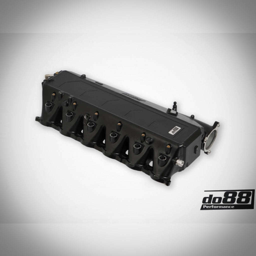 Schwarze do88 Ansaugbrücke mit integriertem Ladeluftkühler für B58 Gen 2 Motoren (z.B. G42 2er, G2x 3/4er, G3X 5/6er, X3/X4/X5/X6/X7, Z4, A90 Supra), ideal für Tuning und FBO-Setups – präsentiert auf weißem Hintergrund mit do88 Logo.