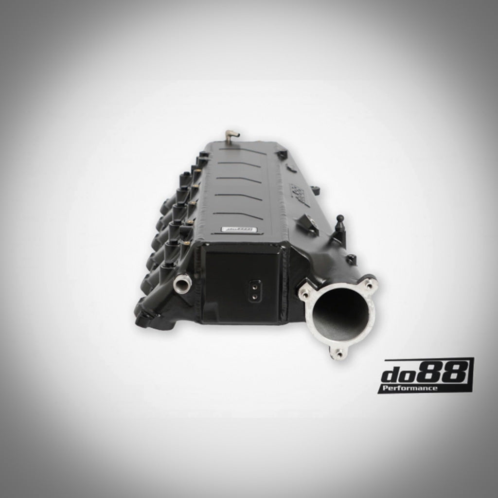 Die DO88 „MERA“ Ansaugbrücke mit integriertem Ladeluftkühler für B58 Gen1 Motoren in F2X 1er/2er, F3X 3er/4er, G3X 5er/6er/7er, G01 X3 und G02 X4 – schwarzes Design mit do88 Logo, ideal für FBO Setups.