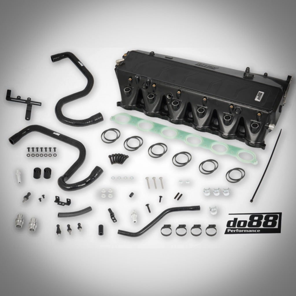 Die do88 Ansaugbrücke mit integriertem Ladeluftkühler passt für viele BMW-Modelle und die A90 Supra mit B58 Gen 2. Enthält Schläuche, Dichtungen, Schellen, diverses Montagezubehör und zeigt das do88 Performance-Logo.