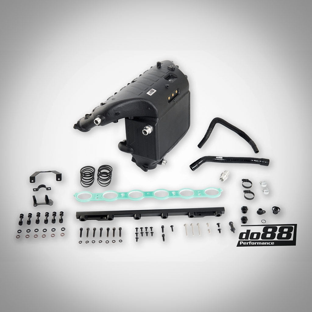 Do88 DO88 Ansaugbrücke mit integriertem Ladeluftkühler für G87 M2, G80/G81 M3, G82/G83 M4 S58 inklusive Zubehör wie Bolzen, Schläuche und Dichtungen auf weißem Hintergrund angeordnet.