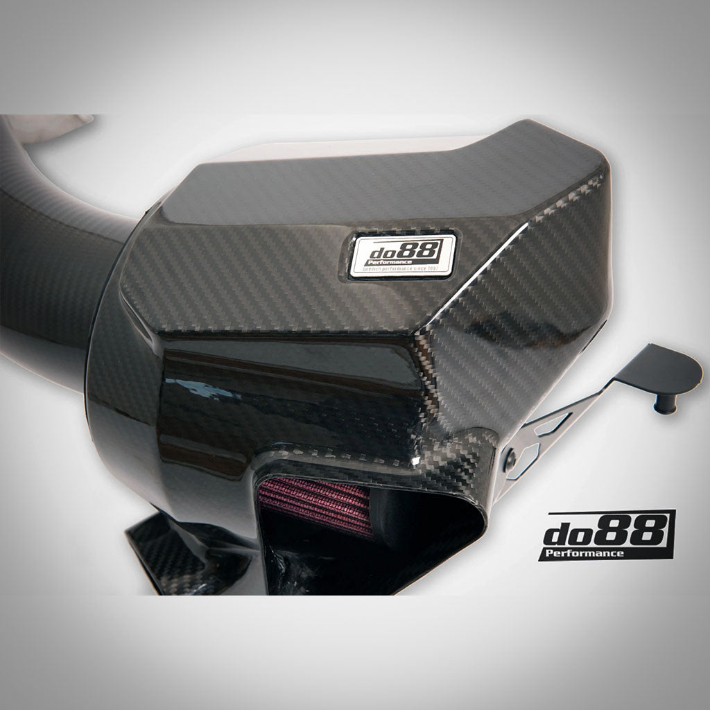 Eine Nahaufnahme des do88 Ansaugsystems Dual Cone Intake passend für BMW G87 M2, G80/G81 M3 und G82/G83 M4 S58, die den verbesserten Luftfilter und Turbo-Ansaugklang hervorhebt.