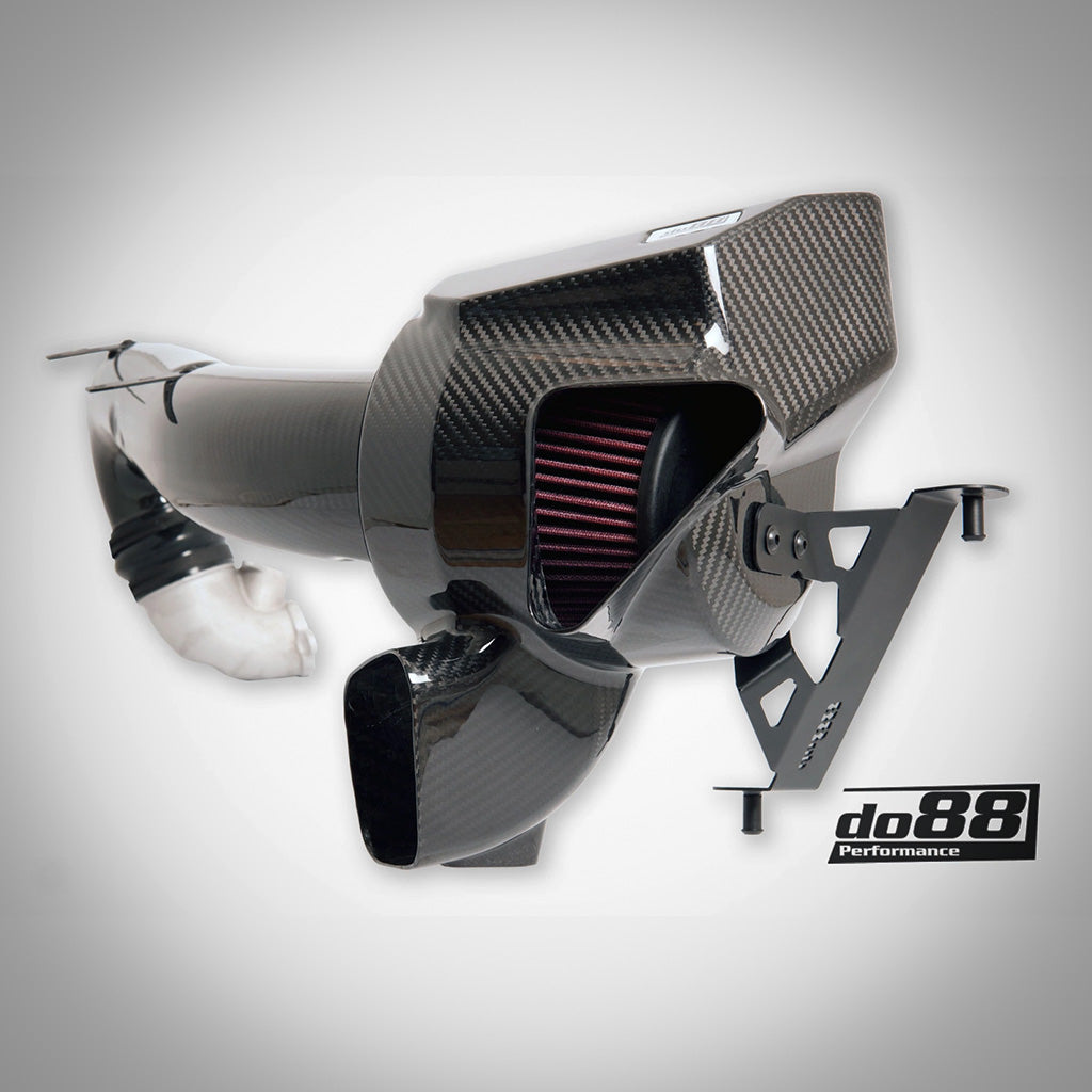 Drei DO88 Ansaugsystem Dual Cone Intake-Teile passend für BMW G87 M2, G80/G81 M3 und G82/G83 M4 S58 mit roten Luftfiltern und dem do88-Logo in der Ecke.