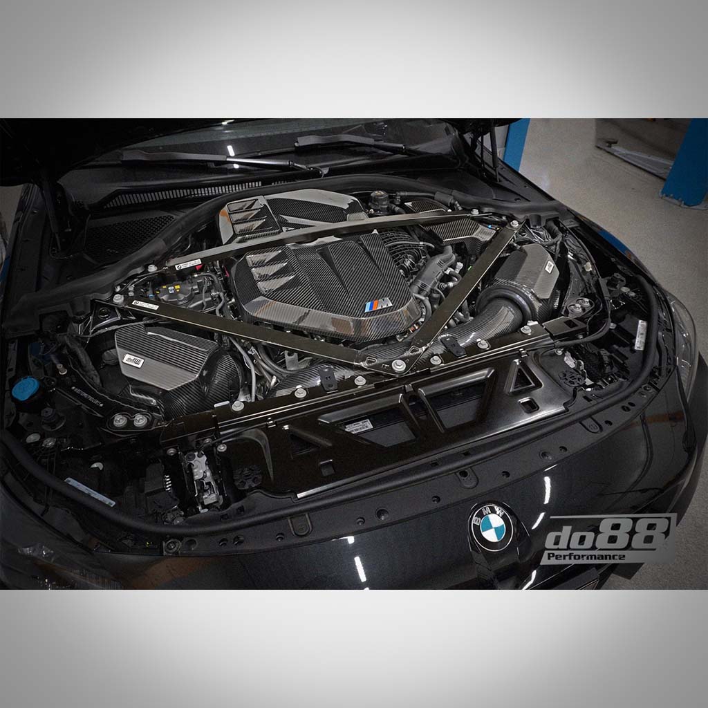 BMW-Motorraum mit sichtbarer Kohlefaser, mit do88-Branding und dem DO88-Ansaugungssystem Dual Cone Intake passend für BMW G87 M2, G80/G81 M3, G82/G83 M4 S58.