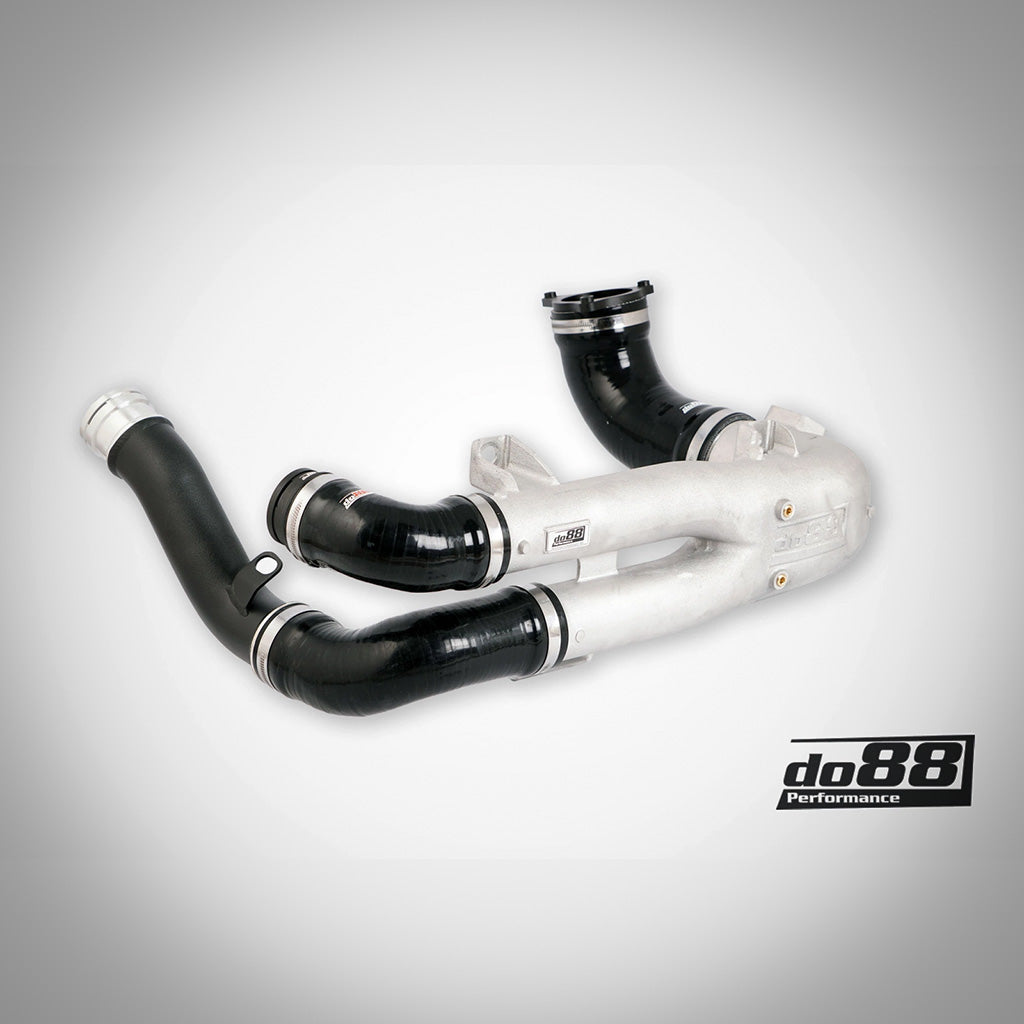 Die do88 Aluminium Chargepipe passend für BMW G87 M2, G80/G81 M3 und G82/G83 M4 S58 verfügt über ein Design aus Aluminium und schwarzem Silikon mit einem do88 Performance-Logo auf hellgrauem Hintergrund.