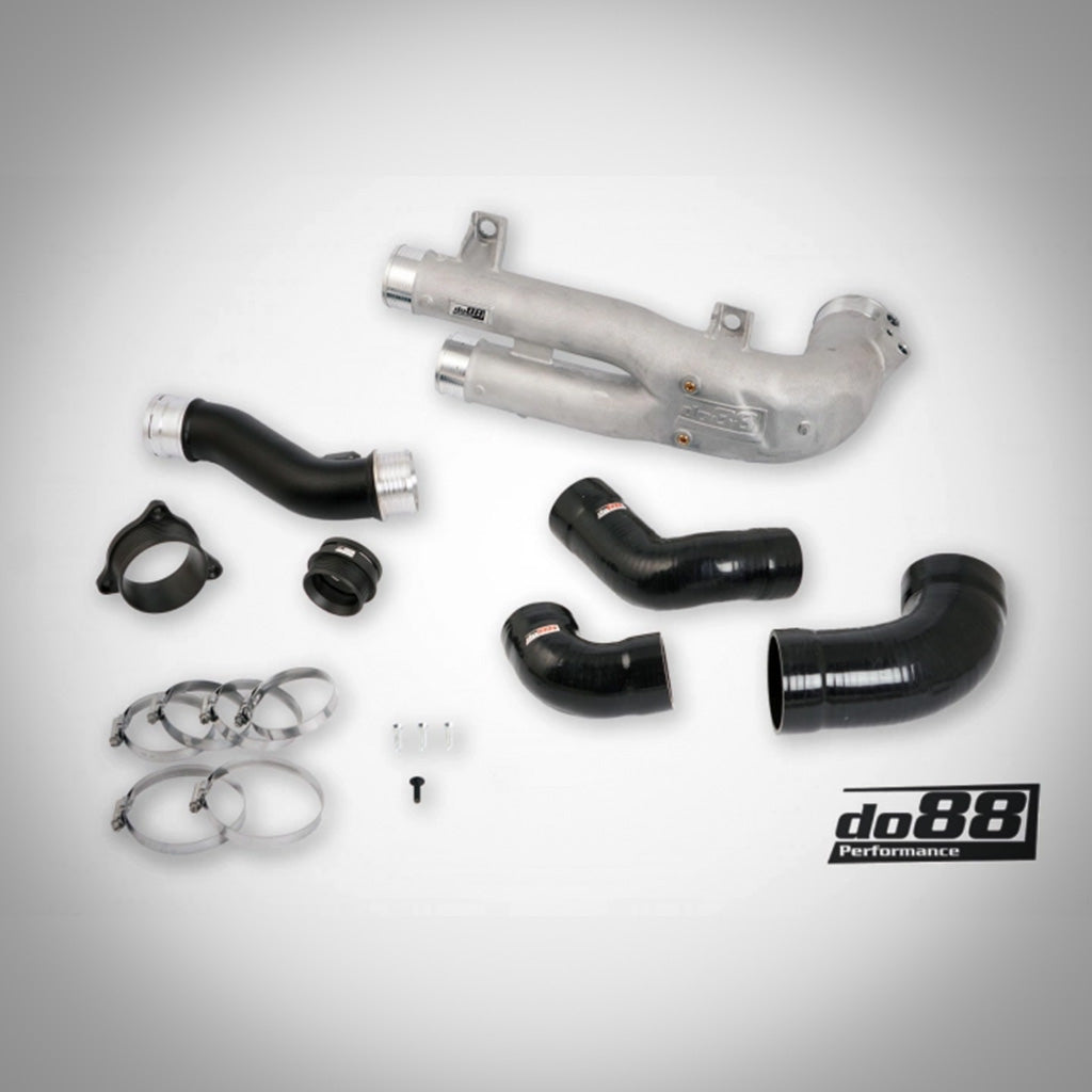 Do88 DO88 Aluminium-Chargepipe-Kit passend für BMW G87 M2, G80/G81 M3 und G82/G83 M4 S58, enthält Klemmen, Schläuche, Anschlüsse; auf weißem Hintergrund dargestellt.